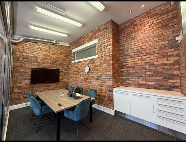 92M² BUILDING TO LET IN GREEN POINT